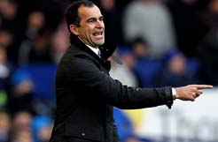 Everton manager Roberto Martinez issues instructions